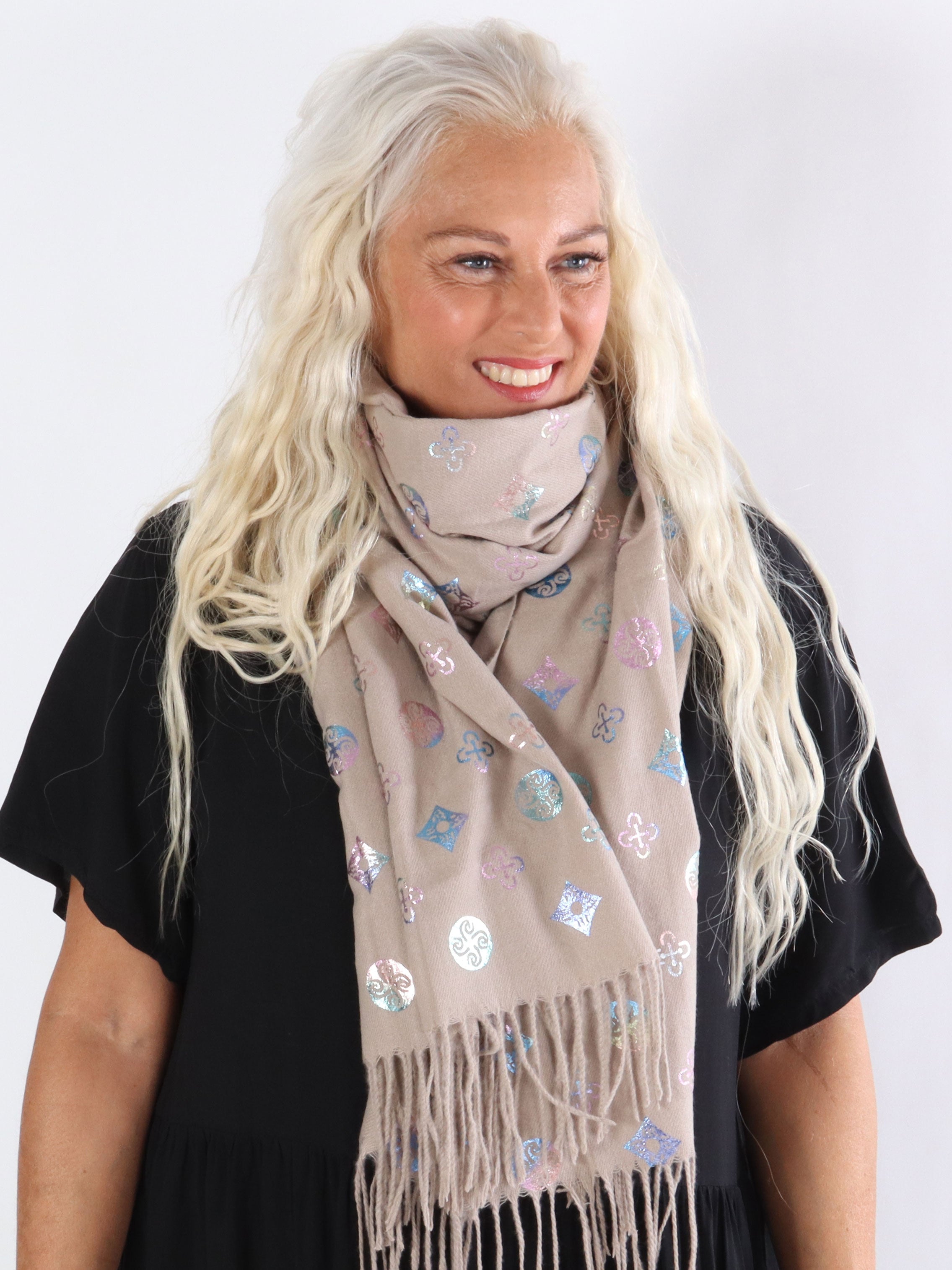 Mary - Beigefarvet blødt tørklæde med motiv og frynser